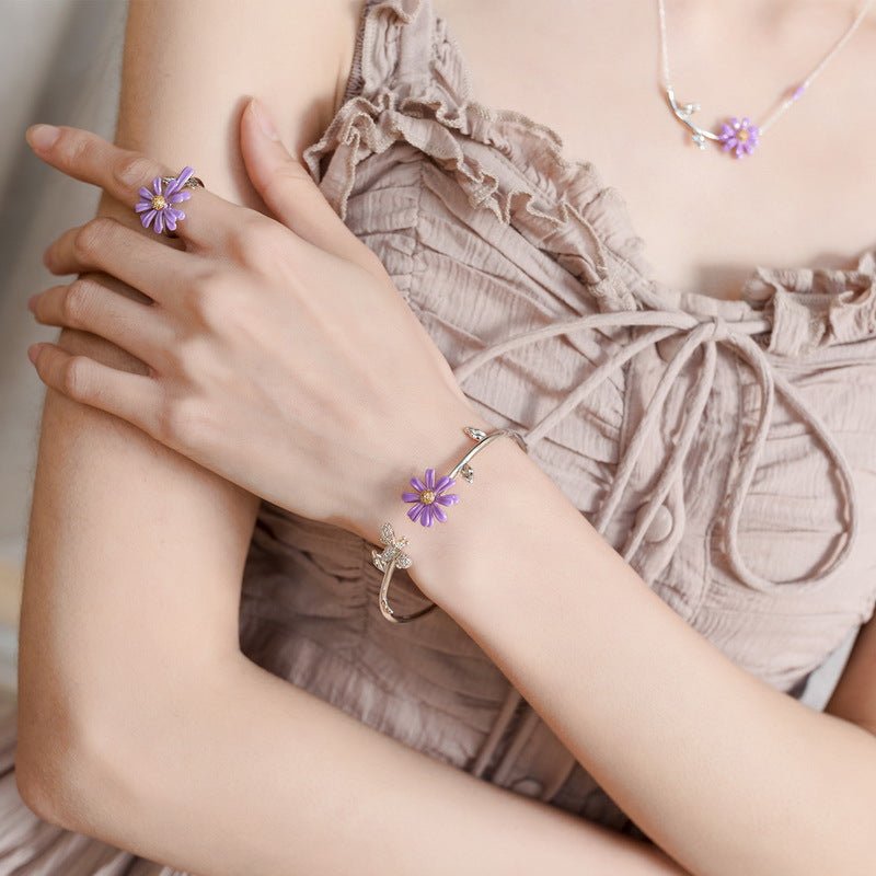 White gold-plated 925 sterling silver chrysanthemum and bee bracelet, 61mm chain and 14g