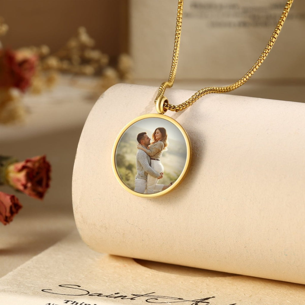 Engraved gold thermal necklace with secret photo projection, 19x1x26mm, 9.3g, unique keepsake.